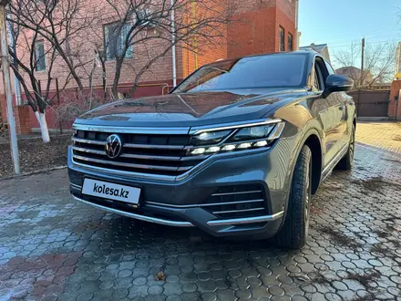 Volkswagen Touareg 2022 года за 35 000 000 тг. в Атырау