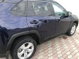 Toyota RAV4 2021 года за 15 200 000 тг. в Алматы – фото 2