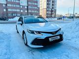 Toyota Camry 2021 года за 15 200 000 тг. в Караганда – фото 2