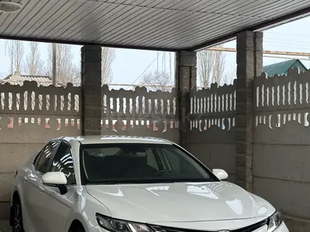 Toyota Camry 2021 года за 13 200 000 тг. в Мерке – фото 2