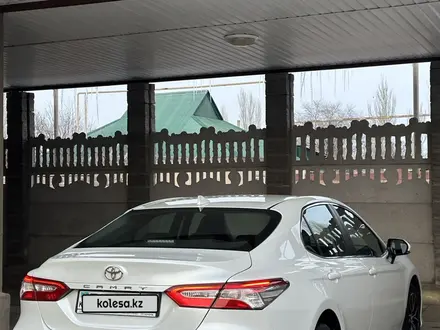 Toyota Camry 2021 года за 13 200 000 тг. в Мерке – фото 4