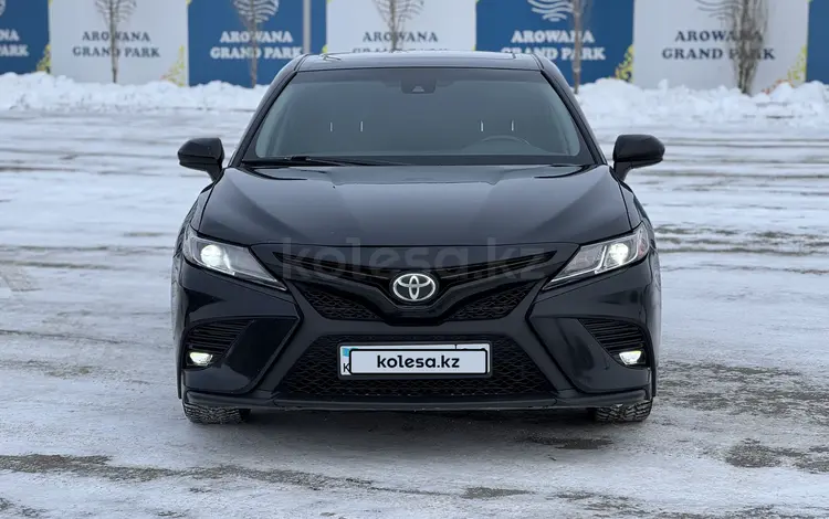 Toyota Camry 2018 года за 11 600 000 тг. в Актобе