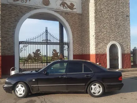 Mercedes-Benz E 320 1997 года за 3 300 000 тг. в Алматы – фото 2