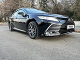 Toyota Camry 2023 года за 20 500 000 тг. в Алматы – фото 2