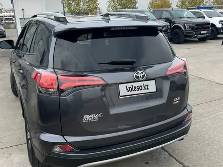 Toyota RAV4 2018 года за 8 500 000 тг. в Уральск – фото 2