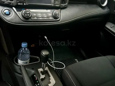 Toyota RAV4 2018 года за 8 500 000 тг. в Уральск – фото 5