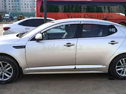 Kia K5 2011 года за 5 000 000 тг. в Астана – фото 2