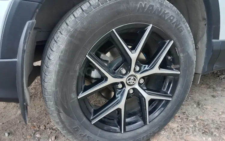 Toyota RAV4 2019 года за 13 000 000 тг. в Семей