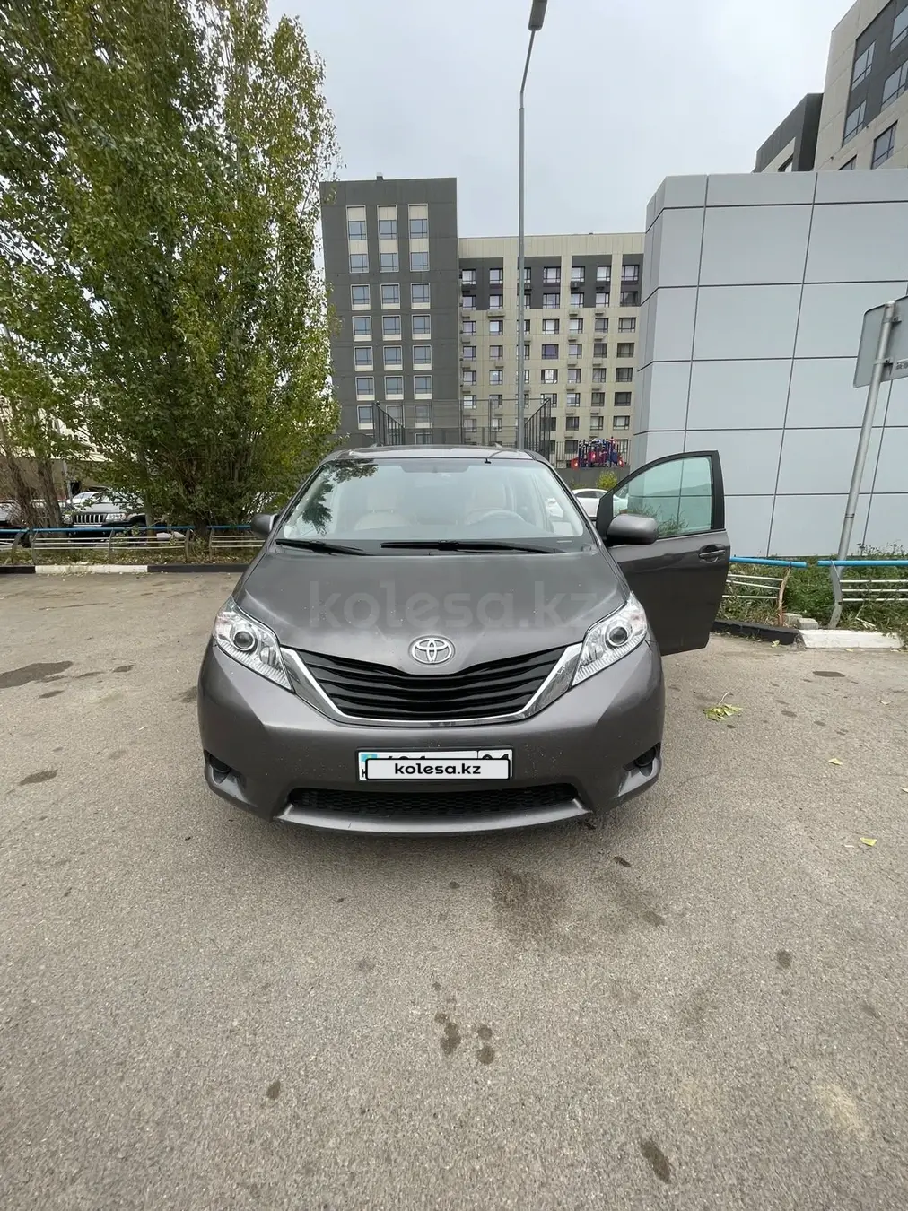 Toyota Sienna, 2011