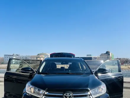 Toyota Highlander 2019 года за 18 500 000 тг. в Атырау – фото 2