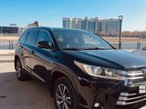 Toyota Highlander 2019 года за 18 500 000 тг. в Атырау