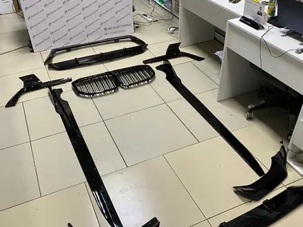 Комплект накладок на BMW X7 (G07) 2019-22 дизайн BLACK KNIGHT (FULL) за 230 000 тг. в Астана – фото 2
