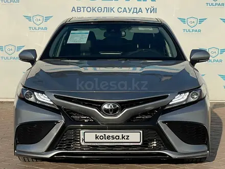 Toyota Camry 2021 года за 16 790 000 тг. в Алматы – фото 2