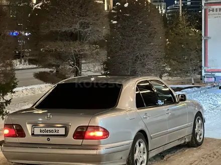 Mercedes-Benz E 320 1995 года за 4 100 000 тг. в Астана – фото 2