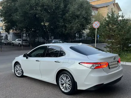 Toyota Camry 2018 года за 14 000 000 тг. в Астана – фото 2