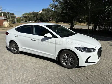 Hyundai Elantra 2018 года за 7 700 000 тг. в Уральск – фото 2