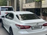 Toyota Camry 2021 года за 18 300 000 тг. в Алматы – фото 2