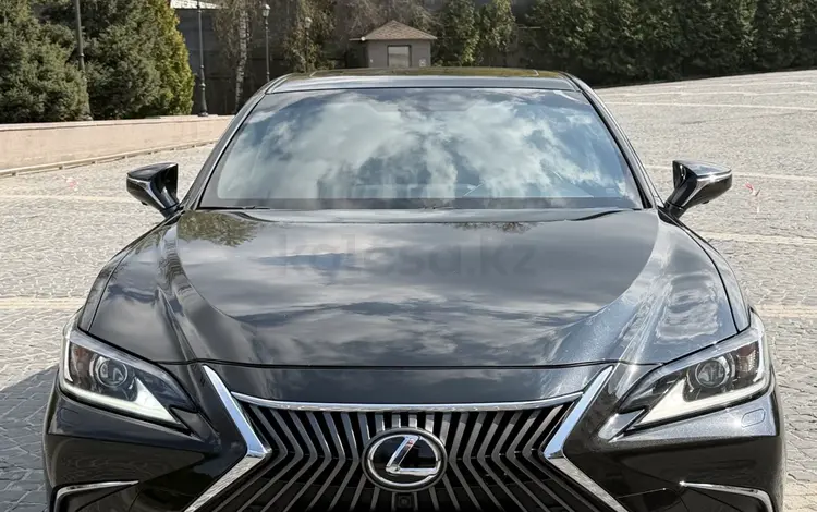 Lexus ES 250 2019 года за 19 000 000 тг. в Алматы