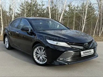 Toyota Camry 2021 года за 16 400 000 тг. в Астана