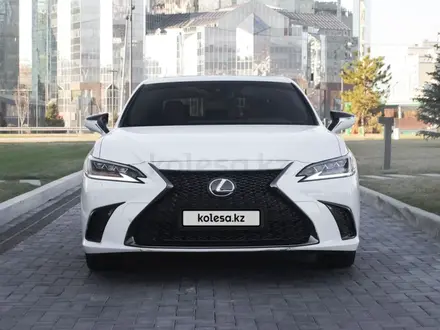 Lexus ES 250 2020 года за 27 000 000 тг. в Алматы