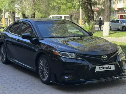 Toyota Camry 2019 года за 11 500 000 тг. в Тараз – фото 2