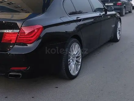 BMW 750 2009 года за 10 000 000 тг. в Алматы – фото 24