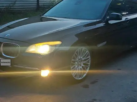 BMW 750 2009 года за 10 000 000 тг. в Алматы – фото 28