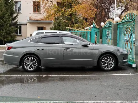 Hyundai Sonata 2022 года за 11 800 000 тг. в Караганда – фото 2