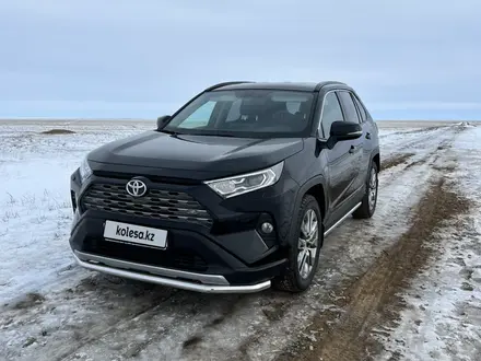 Toyota RAV4 2021 года за 17 000 000 тг. в Уральск