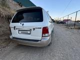 Kia Carnival 2002 года за 1 650 000 тг. в Шымкент – фото 4