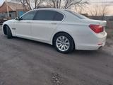 BMW 750 2010 года за 6 500 000 тг. в Караганда – фото 2