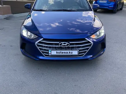 Hyundai Elantra 2018 года за 7 100 000 тг. в Уральск – фото 2