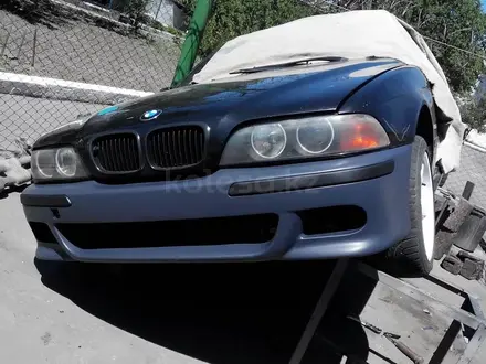 Передний бампер на БМВ Е39/BMW E39 за 50 000 тг. в Тараз