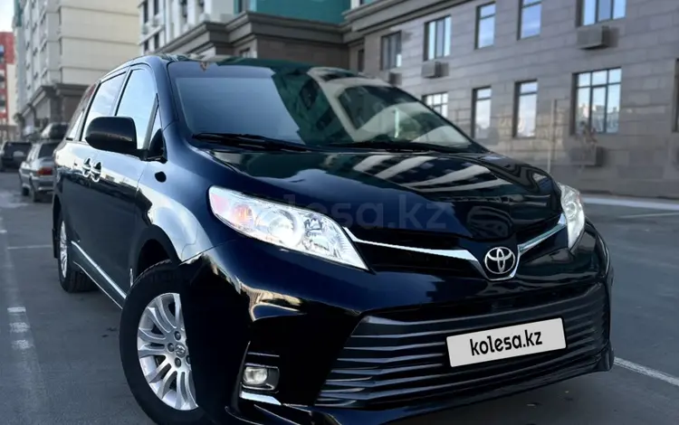 Toyota Sienna 2017 годаfor15 900 000 тг. в Атырау