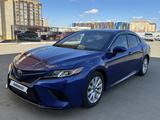 Toyota Camry 2018 года за 7 100 000 тг. в Уральск – фото 2