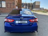 Toyota Camry 2018 года за 7 100 000 тг. в Уральск – фото 4