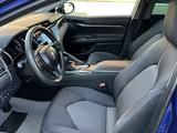 Toyota Camry 2018 года за 7 100 000 тг. в Уральск – фото 5