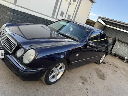 Mercedes-Benz E 280 1999 года за 2 650 000 тг. в Караганда – фото 4