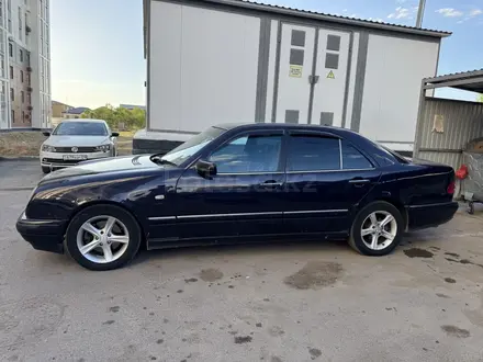 Mercedes-Benz E 280 1999 года за 2 650 000 тг. в Караганда – фото 2