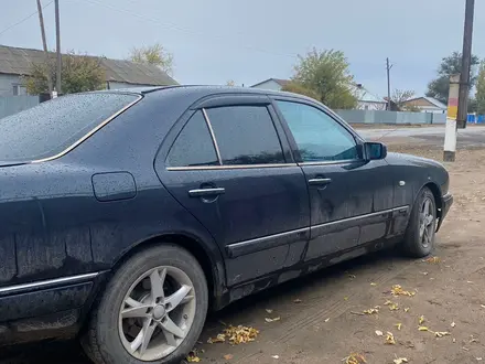 Mercedes-Benz E 280 1997 года за 2 700 000 тг. в Тараз – фото 2