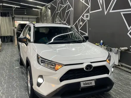 Toyota RAV4 2019 года за 11 000 000 тг. в Жанаозен – фото 2