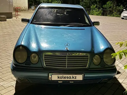 Mercedes-Benz E 230 1997 года за 2 500 000 тг. в Курчум – фото 4