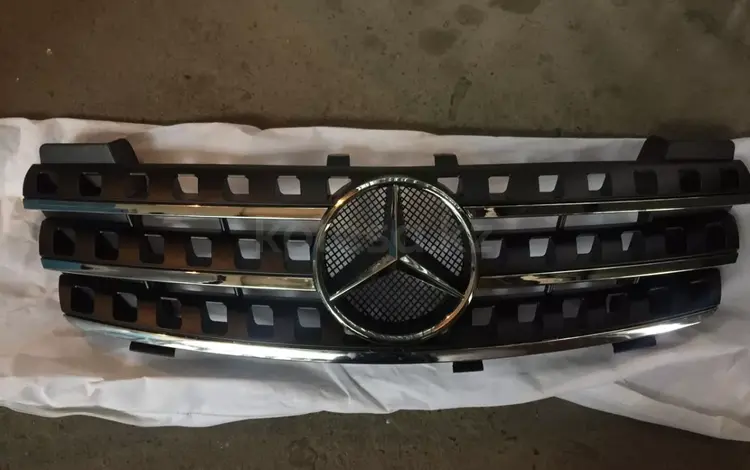 Решетка радиатора Mercedes Benz w164 ML черная за 70 000 тг. в Алматы