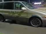 Kia Carnival 2001 года за 1 800 000 тг. в Семей – фото 2