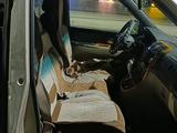 Kia Carnival 2001 года за 1 800 000 тг. в Семей – фото 5
