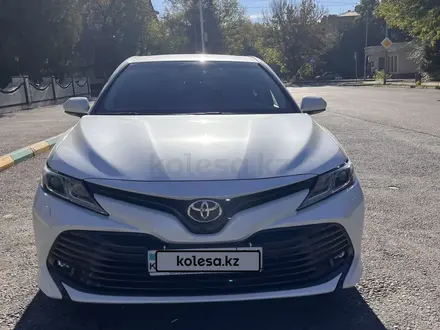 Toyota Camry 2019 года за 13 300 000 тг. в Шымкент – фото 2