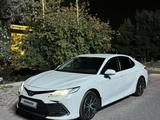 Toyota Camry 2021 года за 13 800 000 тг. в Алматы – фото 2