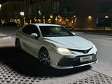 Toyota Camry 2021 года за 13 800 000 тг. в Алматы – фото 3