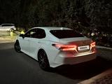 Toyota Camry 2021 года за 13 800 000 тг. в Алматы – фото 5