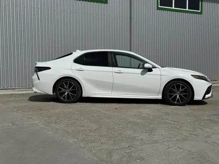 Toyota Camry 2021 года за 10 400 000 тг. в Костанай – фото 2